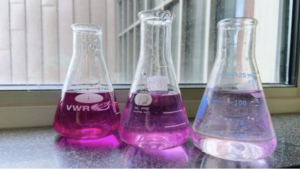 Figure 1: Vinegar (acid) solution beingneutralized with baking soda